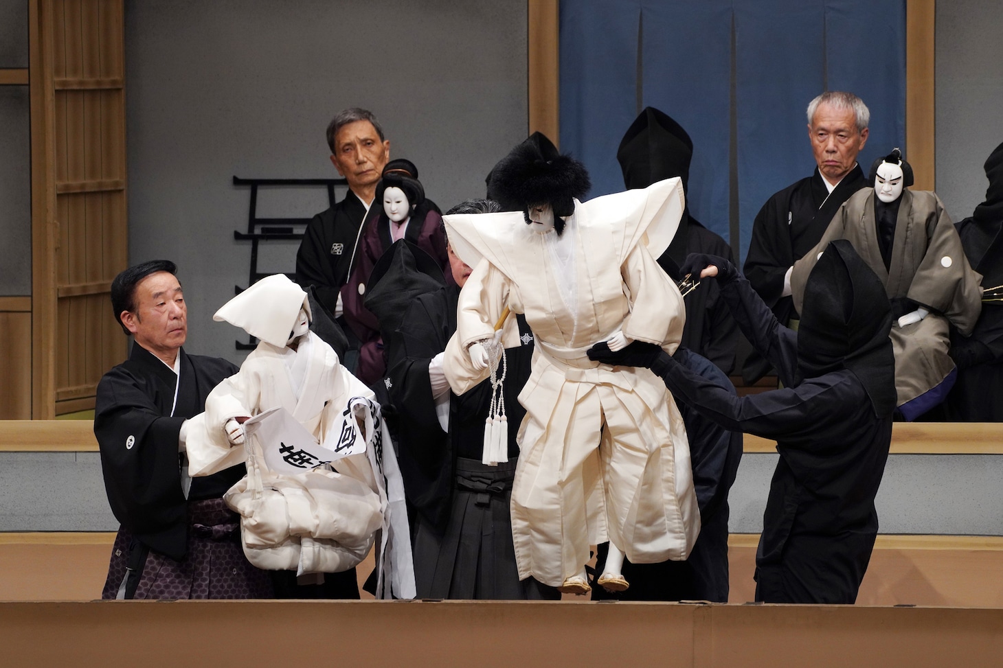 未来へつなぐ国立劇場プロジェクト 初代国立劇場さよなら公演「令和5年8・9月文楽公演」第二部「通し狂言 菅原伝授手習鑑」四段目「寺子屋の段」より。（提供：国立劇場、撮影：小川知子）