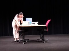 苦悩が具現化されてしまった契約社員は…劇団アンパサンドの最新作「地上の骨」開幕