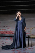 岡山芸術創造劇場 ハレノワ 開館事業 こけら落とし公演「メデア」より。(撮影:飯島隆)