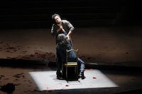 岡山芸術創造劇場 ハレノワ 開館事業 こけら落とし公演「メデア」より。（撮影：飯島隆）