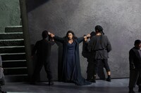 岡山芸術創造劇場 ハレノワ 開館事業 こけら落とし公演「メデア」より。（撮影：飯島隆）