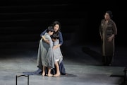 岡山芸術創造劇場 ハレノワ 開館事業 こけら落とし公演「メデア」より。(撮影:飯島隆)