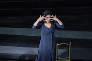 岡山芸術創造劇場 ハレノワ 開館事業 こけら落とし公演「メデア」より。(撮影:飯島隆)