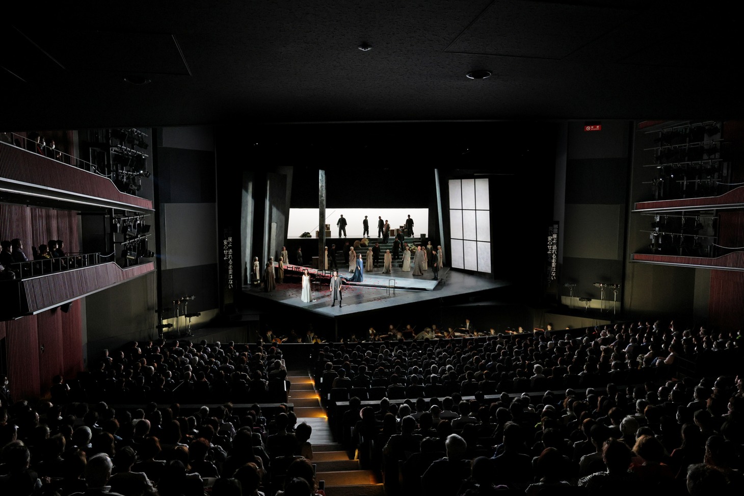 岡山芸術創造劇場 ハレノワ 開館事業 こけら落とし公演「メデア」より。（撮影：飯島隆）