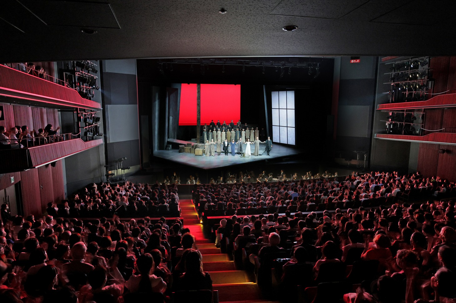 岡山芸術創造劇場 ハレノワ 開館事業 こけら落とし公演「メデア」より。（撮影：飯島隆）