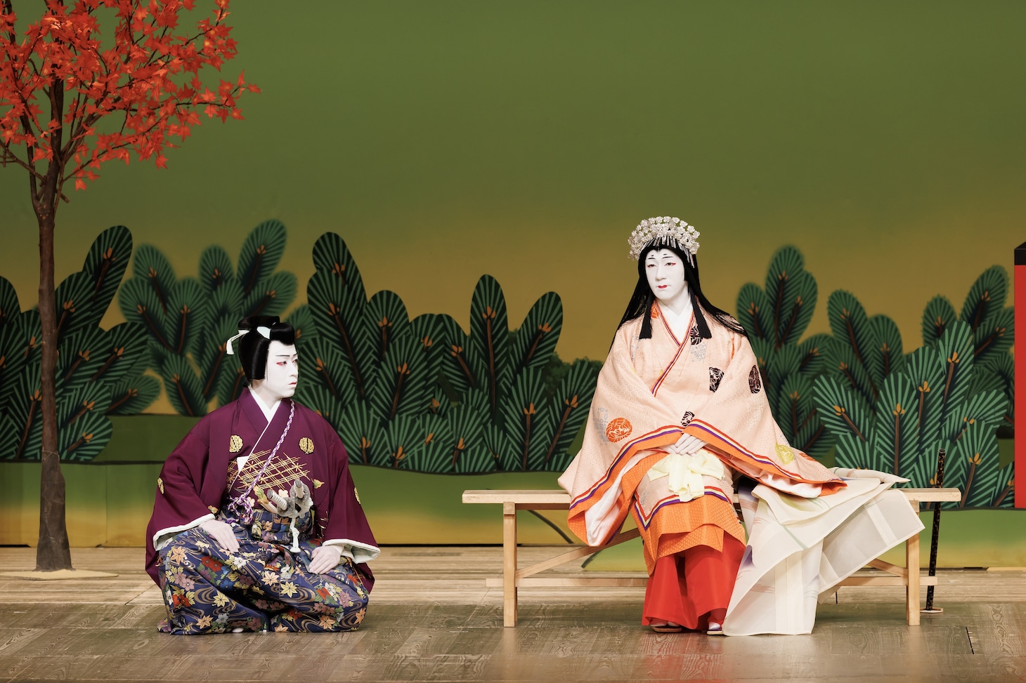 令和5年9月歌舞伎公演「『妹背山婦女庭訓』＜第一部＞」序幕「春日野小松原の場」より。（提供：国立劇場、撮影：田口真佐美）