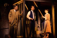 Daiwa House presentsミュージカル「生きる」2020年公演より。中央が村井良大演じる渡辺光男。(c)ホリプロ