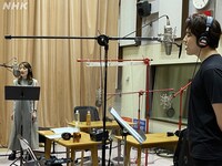 望海風斗と甲斐翔真の歌唱風景。（写真提供：NHK）