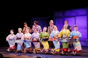 オペラシアターこんにゃく座公演「オペラ『浮かれのひょう六機織唄』新演出」より。（撮影：前澤秀登）