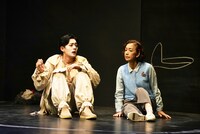 COCOON PRODUCTION2023「ガラパコスパコス～進化してんのかしてないのか～」より。（撮影：細野晋司）