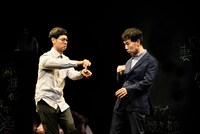 COCOON PRODUCTION2023「ガラパコスパコス～進化してんのかしてないのか～」より。（撮影：細野晋司）