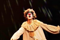 COCOON PRODUCTION2023「ガラパコスパコス～進化してんのかしてないのか～」より。（撮影：細野晋司）