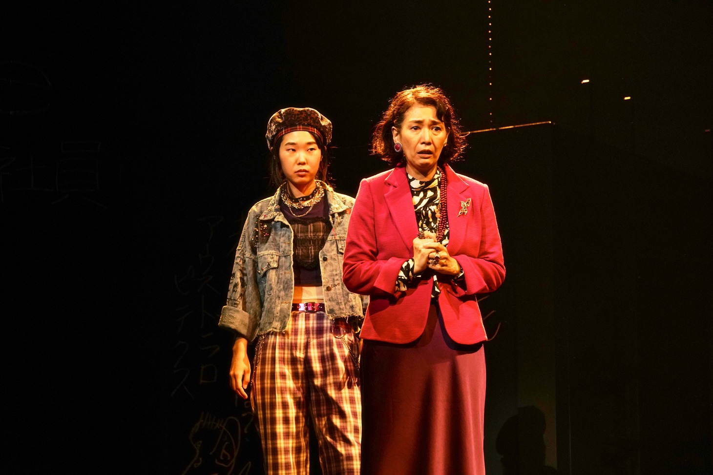 COCOON PRODUCTION2023「ガラパコスパコス～進化してんのかしてないのか～」より。（撮影：細野晋司）