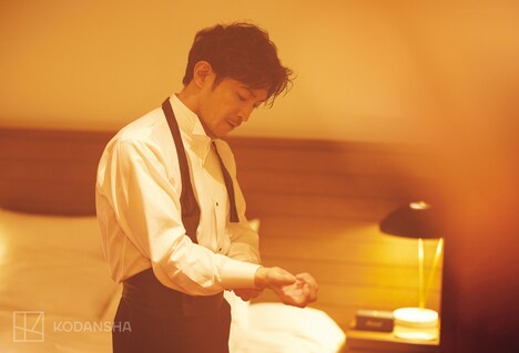 津田健次郎 写真集「ささやき」（講談社）より。