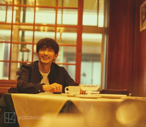 津田健次郎 写真集「ささやき」（講談社）より。