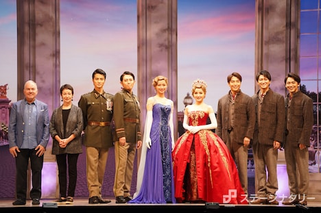 左からステファン・フラハティ、リン・アレンス、田代万里生、堂珍嘉邦、木下晴香、葵わかな、海宝直人、相葉裕樹、内海啓貴。