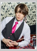 高士幸也扮する陀宰メイ。