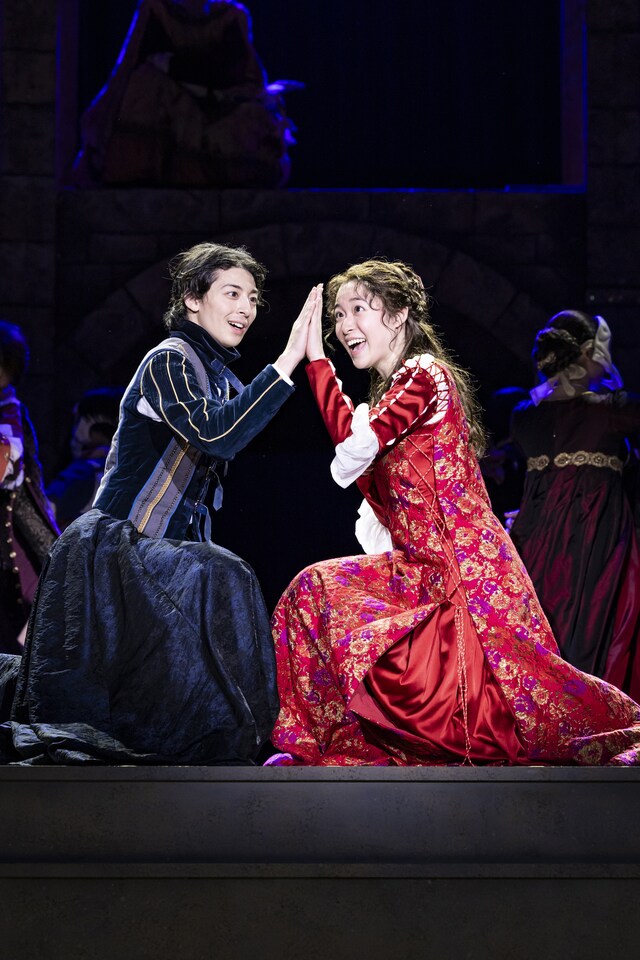 「ロミオとジュリエット」より。（撮影：岡千里）