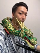 龍を肩に乗せた米吉。まるで龍遣いのような、ファンタジックな出で立ちに。