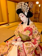 よしよし……とネズミを愛でる、米吉扮する雪姫。