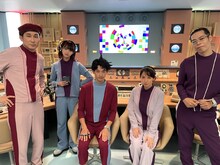 左からじろう（シソンヌ）、伊藤万理華、永山瑛太、吉岡里帆、石田剛太。