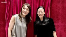 左から望海風斗、蒼井優。