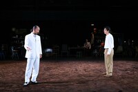 KAAT神奈川芸術劇場プロデュース「アメリカの時計」より。（撮影：宮川舞子）