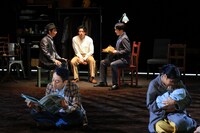 KAAT神奈川芸術劇場プロデュース「アメリカの時計」より。（撮影：宮川舞子）