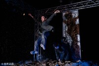 「世界劇団『零れ落ちて、朝』-Toyooka edition-」より。（撮影：田所正臣）