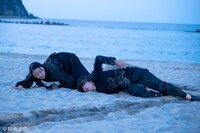 「世界劇団『零れ落ちて、朝』-Toyooka edition-」より。（撮影：田所正臣）