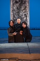 「世界劇団『零れ落ちて、朝』-Toyooka edition-」より。（撮影：田所正臣）