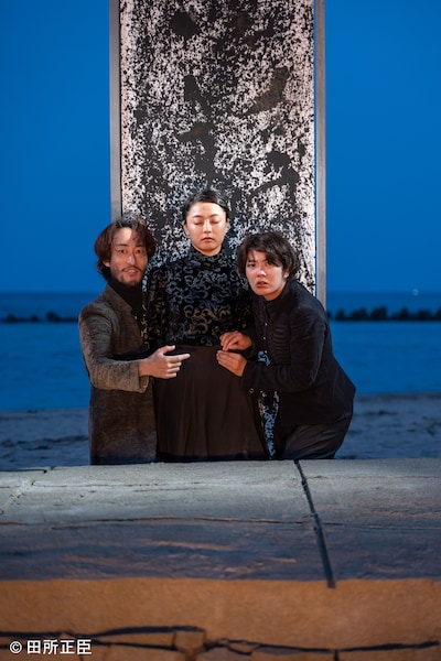 「世界劇団『零れ落ちて、朝』-Toyooka edition-」より。（撮影：田所正臣）