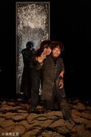 「世界劇団『零れ落ちて、朝』-Toyooka edition-」より。（撮影：田所正臣）