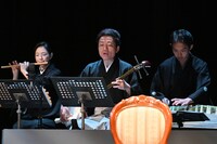 「朗読・芝居・音楽・歌による…『窯変源氏物語 -夕顔-』」より。（撮影：山副圭吾）