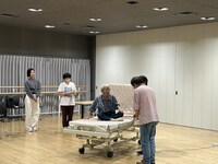 「老いと演劇」OiBokkeShi 開館特別公演「レクリエーション葬」稽古の様子。