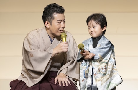 北翔海莉 芸能生活25周年記念公演「THE 北翔まつり」より、左から藤山扇治郎、美治。(撮影:桂秀也)