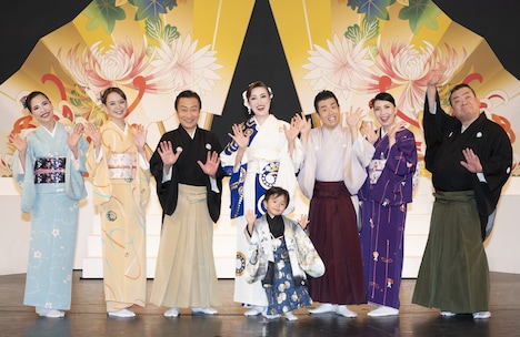 北翔海莉 芸能生活25周年記念公演「THE 北翔まつり」出演者。(撮影:桂秀也)