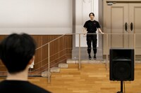 京都芸術センター Co-program2023 カテゴリーA「共同制作」採択企画 松原俊太郎 小野彩加 中澤陽 スペースノットブランク 不自由な言葉を離す身体「ダンスダンスレボリューションズ」より。(c)守屋友樹