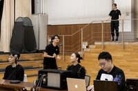 京都芸術センター Co-program2023 カテゴリーA「共同制作」採択企画 松原俊太郎 小野彩加 中澤陽 スペースノットブランク 不自由な言葉を離す身体「ダンスダンスレボリューションズ」より。(c)守屋友樹