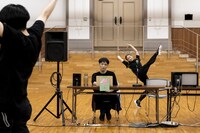 京都芸術センター Co-program2023 カテゴリーA「共同制作」採択企画 松原俊太郎 小野彩加 中澤陽 スペースノットブランク 不自由な言葉を離す身体「ダンスダンスレボリューションズ」より。(c)守屋友樹