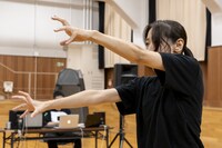 京都芸術センター Co-program2023 カテゴリーA「共同制作」採択企画 松原俊太郎 小野彩加 中澤陽 スペースノットブランク 不自由な言葉を離す身体「ダンスダンスレボリューションズ」より。(c)守屋友樹