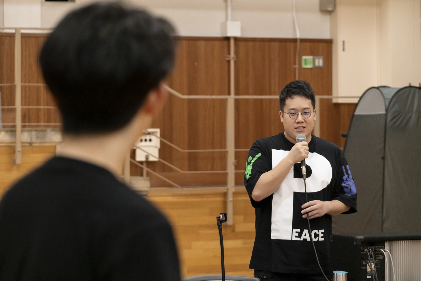 京都芸術センター Co-program2023 カテゴリーA「共同制作」採択企画 松原俊太郎 小野彩加 中澤陽 スペースノットブランク 不自由な言葉を離す身体「ダンスダンスレボリューションズ」より。(c)守屋友樹