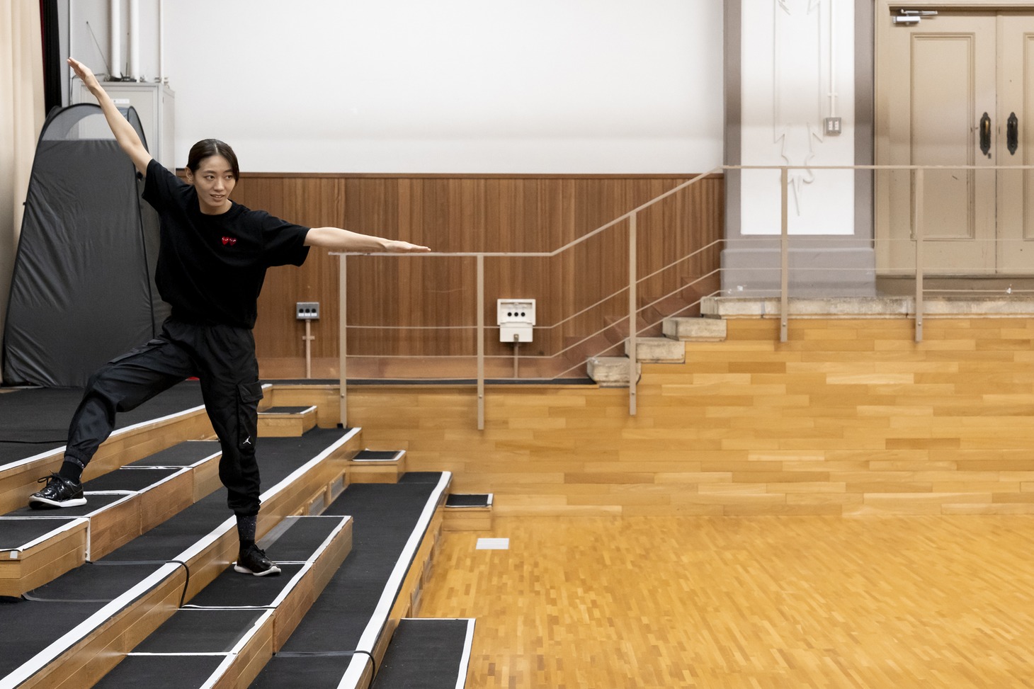 京都芸術センター Co-program2023 カテゴリーA「共同制作」採択企画 松原俊太郎 小野彩加 中澤陽 スペースノットブランク 不自由な言葉を離す身体「ダンスダンスレボリューションズ」より。(c)守屋友樹