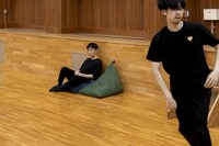 京都芸術センター Co-program2023 カテゴリーA「共同制作」採択企画 松原俊太郎 小野彩加 中澤陽 スペースノットブランク 不自由な言葉を離す身体「ダンスダンスレボリューションズ」より。(c)守屋友樹