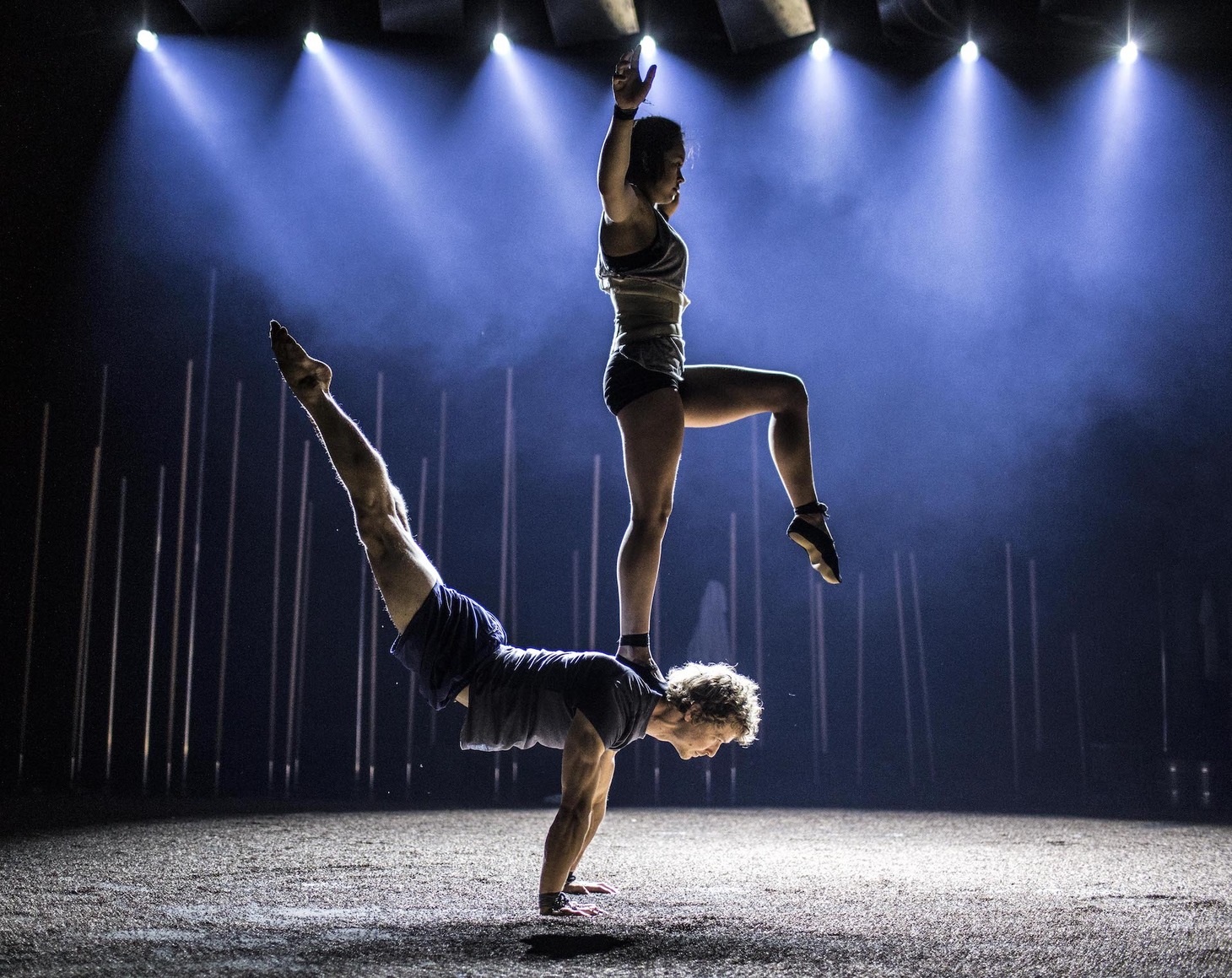 グラビティ＆アザーミス「BACKBONE」より。（Photo by Darcy Grant）