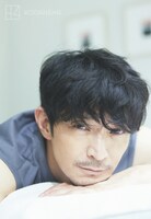 津田健次郎 写真集「ささやき」（講談社）裏表紙