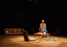 赤堀雅秋一人芝居「日本対俺」より。（撮影：引地信彦）