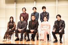 明治座創業150周年記念「赤ひげ」製作発表より、後列左から河相我聞、猪野広樹、高橋健介。前列左から菅井友香、新木宏典、船越英一郎、山村紅葉、崎山つばさ。