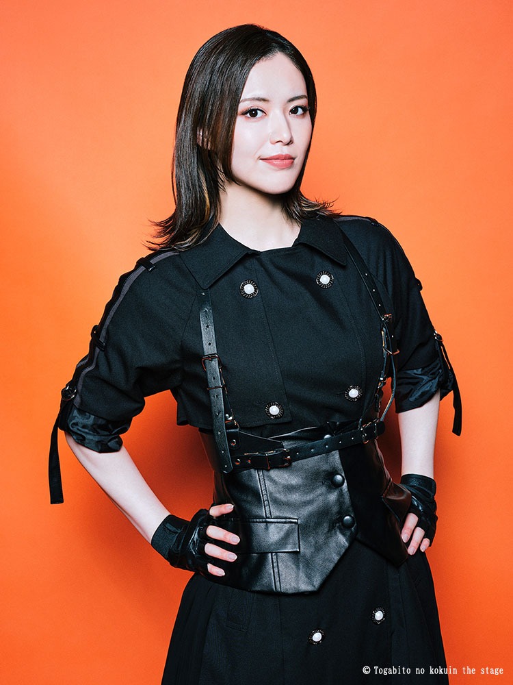 彩凪翔扮する蘭。