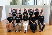 前列左から瀬戸山美咲、おかやまはじめ、堺小春、井上向日葵、近江谷太朗、後列左から谷川清夏、庄司ゆらの、林田麻里、桜木雅、北原日菜乃。